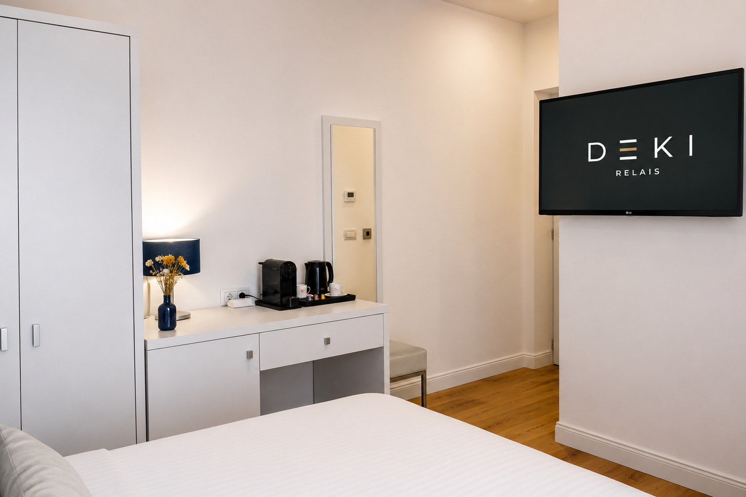 Superior Doppelzimmer DEKI Sassari, Schreibtisch, Smart TV und Komfort